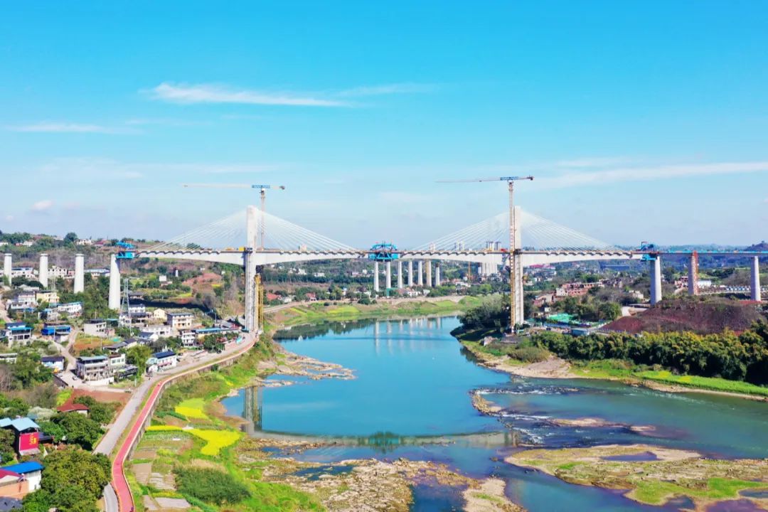 國內首座雙柱式V型橋塔、空間索面斜拉索的高速鐵路橋 | 渝昆高鐵瀘州沱江特大橋主跨順利合龍
